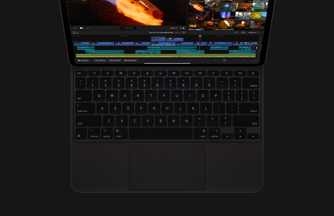 ブラックのMagic Keyboardを取りつけたiPad Pro上で、iPadのためのFinal Cut Proを使っている。