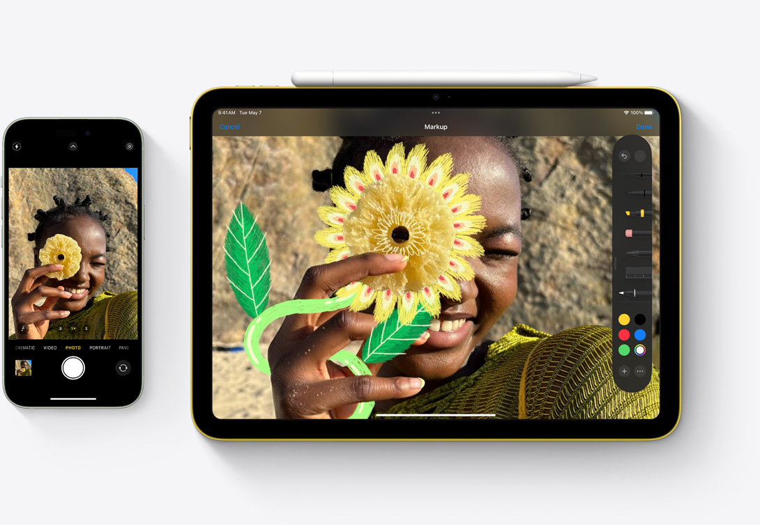 iPhone 15 dan iPad tampak bersisian, menyoroti bagaimana foto yang diambil dengan kamera di iPhone dapat ditandai di aplikasi Foto di iPad.