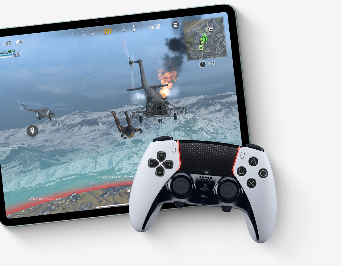 iPad Air menampilkan game "Call of Duty: Warzone" dengan kontroler eksternal di atasnya.