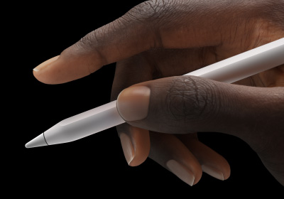 En hand håller en Apple Pencil Pro mellan tumme och pekfinger.