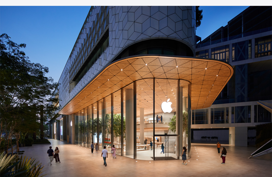 Το εξωτερικό ενός σύγχρονου καταστήματος Apple Store τη νύχτα.