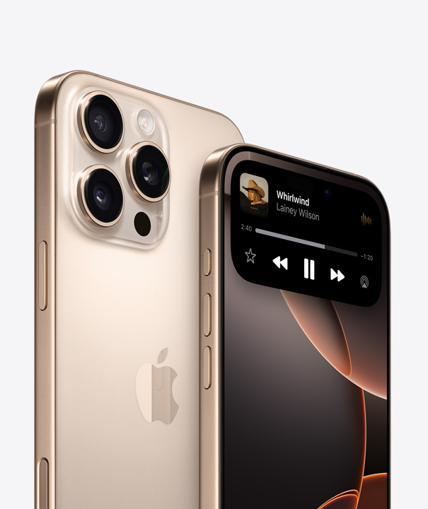 Uz iPhone 16 Pro aizmugures baltā titāna krāsā ir trīs kameras lēcas, bet priekšplānā ir cits iPhone Pro, kura ekrānā ir izcelta Dynamic Island.