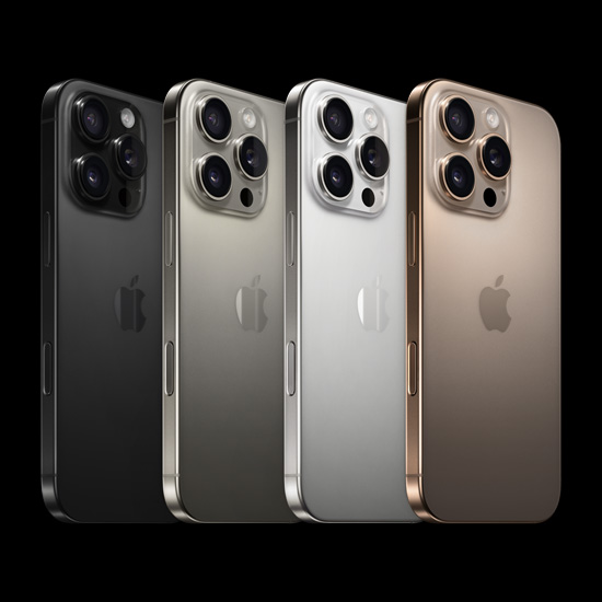 صورة للجهة الخلفية من iPhone 16 Pro بألوانه الأربعة، وهي تيتانيوم أسود  وتيتانيوم طبيعي وتيتانيوم أبيض وتيتانيوم صحراوي.