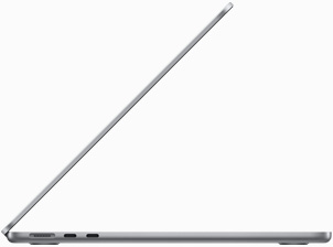 Kosminės pilkos spalvos „MacBook Air“ vaizdas iš šono