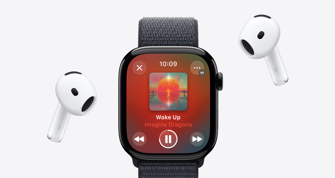 AirPods 4 pri hodinkách Apple Watch Series 10, ktoré prehrávajú playlist z Apple Music.