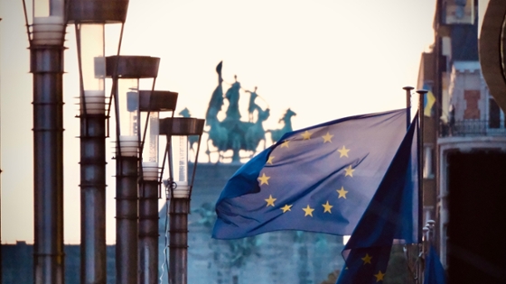 EU-Flagge in Brüssel beim Sonnenaufgang