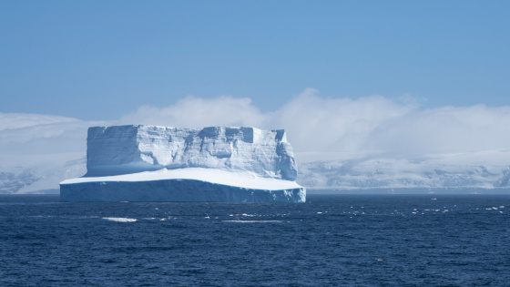 Eismeer mit schneebedeckten Bergen im Hintergrund