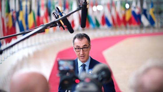 Bundesminister Cem Özdemir spricht zur Presse. Im Hintergrund: Flaggen und ein roter Teppich.