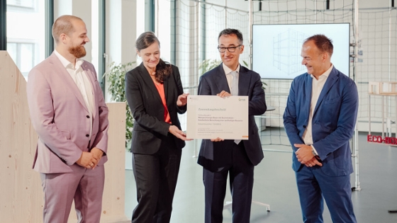 Gruppenbild Bescheidübergabe: Cem Özdemir hält den Förderbescheid