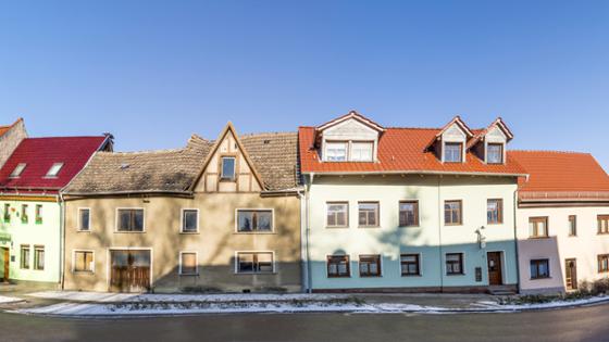 Ein altes Haus in Reihe mit renovierten Häusern