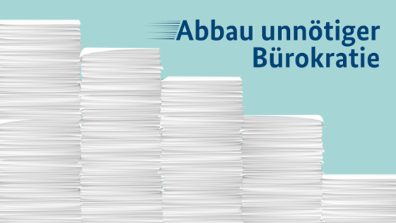 von links nach rechts abnehmende Papierstapel, darüber der Schriftzug "Abbau unnötiger Bürokratie"