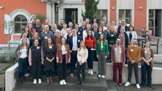 Die Teilnehmerinnen und Teilnehmer des 6. Vernetzungstreffens Smarte.Land.Regionen auf einem Gruppenfoto