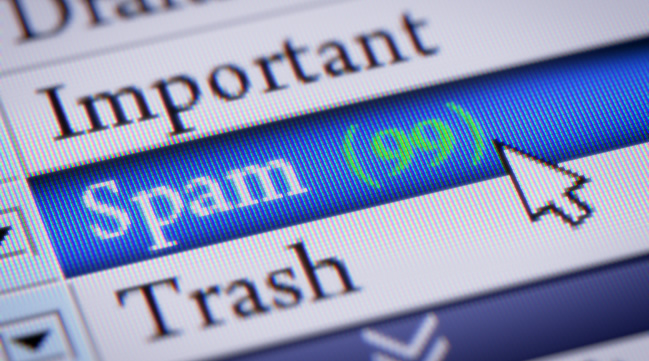 Ansicht eines E-Mail-Ordners mit 99 Spam-E-Mails