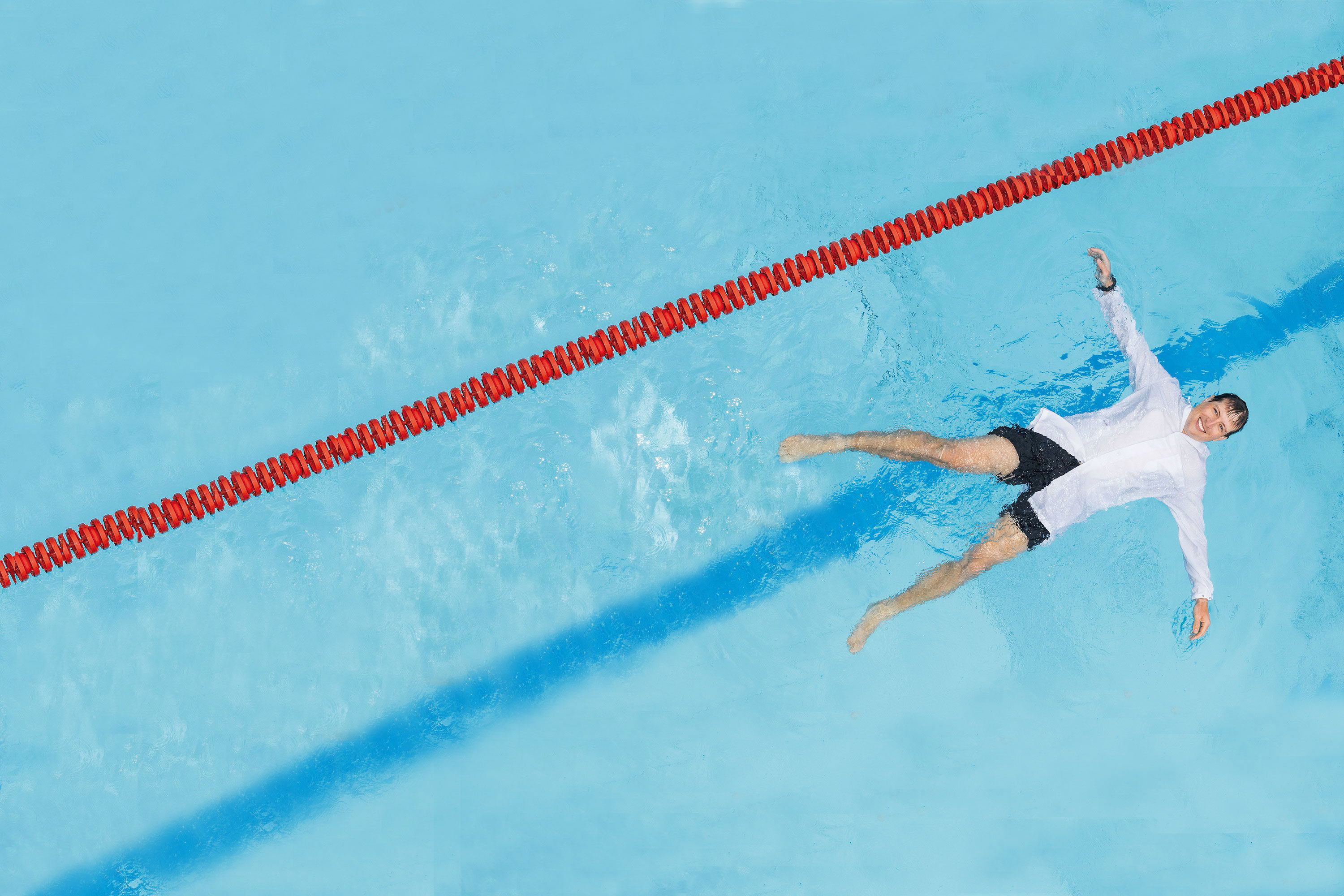 Der Wissenschaftler Lukas Kriem im Wasser liegend im Schwimming Pool.