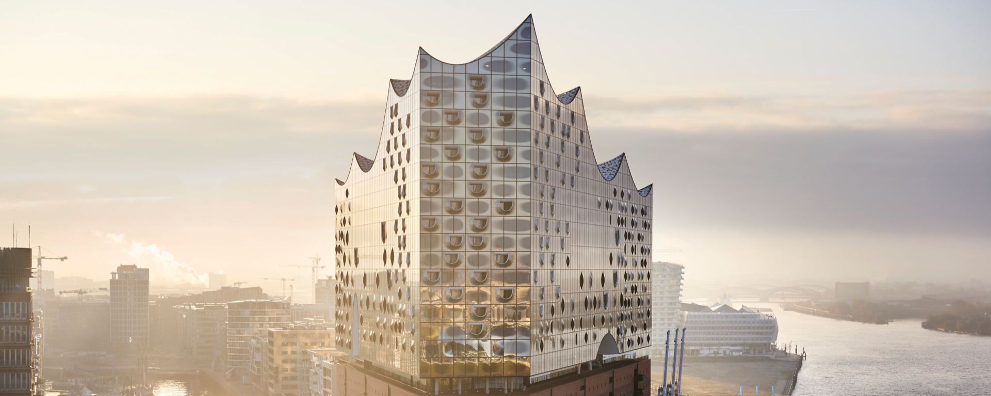 Die Elbphilharmonie im Sonnenaufgang