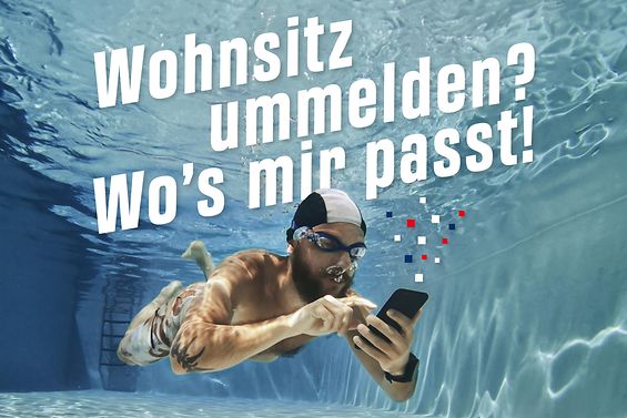 Ein Taucher hält unter Wasser ein Smartphone in der Hand. Auf dem Bild steht: Wohnsitz ummelden? Wo`s mir passt!