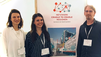 drei Personen vor Aufsteller mit Aufschrift "Netzwerk - Cradle to cradle Regionen"