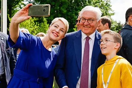 Bun­des­rats­prä­si­den­tin Manuela Schwe­sig und Bundespräsident Frank-Walter Steinmeier be­such­ten zwei Demo­kratie­feste in Berlin und Bonn.