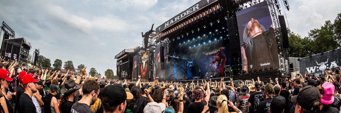 Heavy Metal-Fans vor einer Hauptbühne auf dem Wacken-Festival