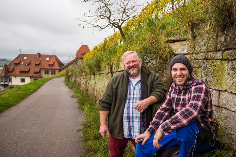 Zwei Männer am Fuße eines Weinberges.