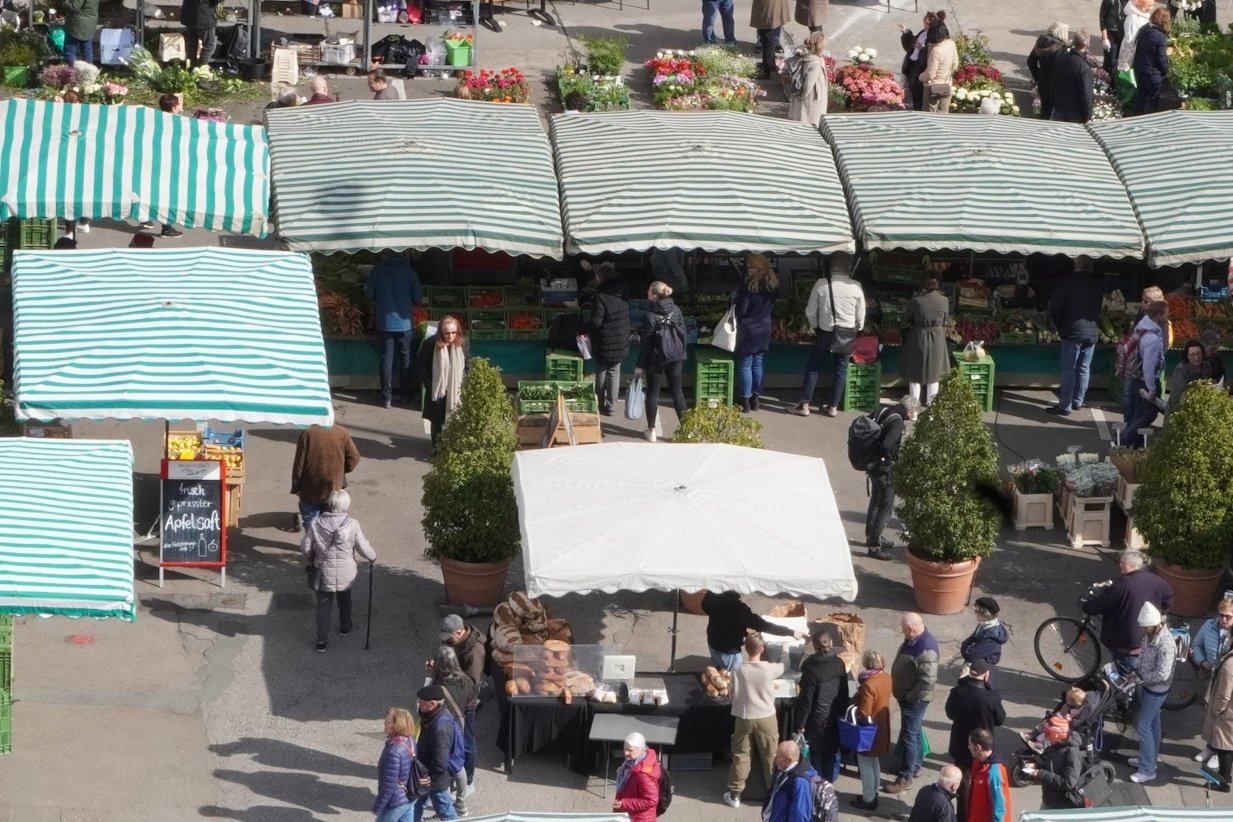 Marktgeschehen eines Wochenmarktes.