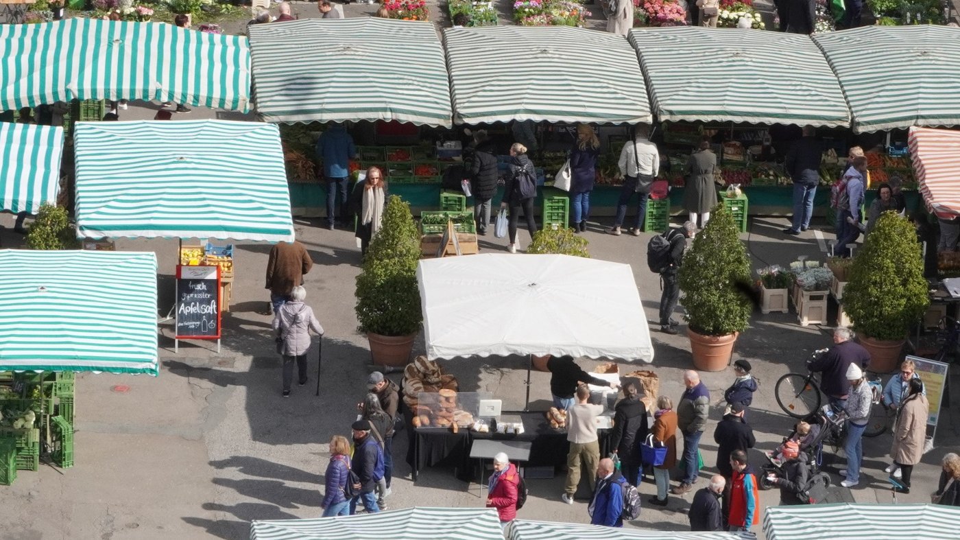 Marktgeschehen eines Wochenmarktes.