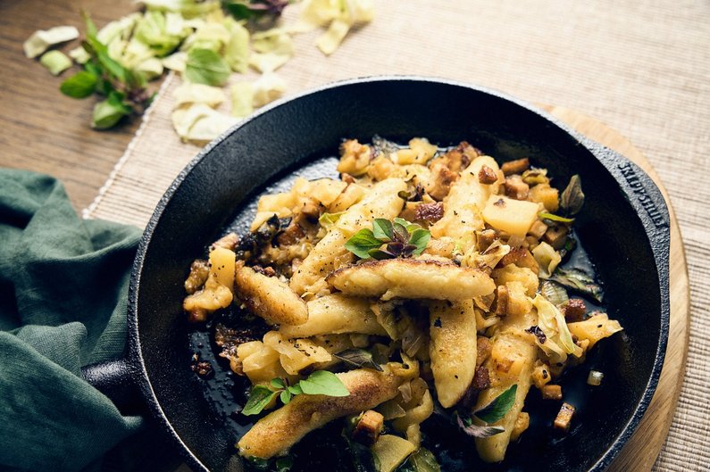 Vegane Schupfnudeln mit Spitzkohl und Quitten