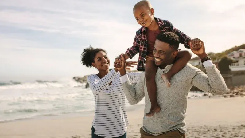 père, mère, enfant , sérénité, sourire, plage