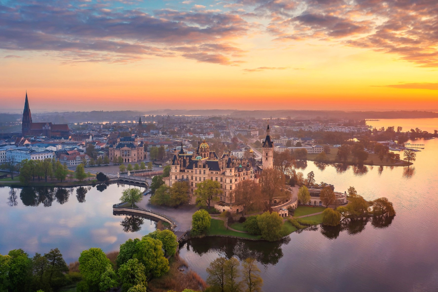 Schweriner Schloss und Innenstadt am Wasser; Foto: Timm Allrich