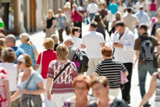 Menschen in einer Fußgängerzone. Quelle: © Franz Pfluegl/ Fotolia.com