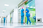 Personal in Krankenhauskorridor. Quelle: © VILevi - Fotolia