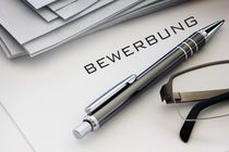 Bewerbungsmappe mit Kugelschreiber und Brille - Schmuckbild. Quelle: © Butch/ Fotolia 