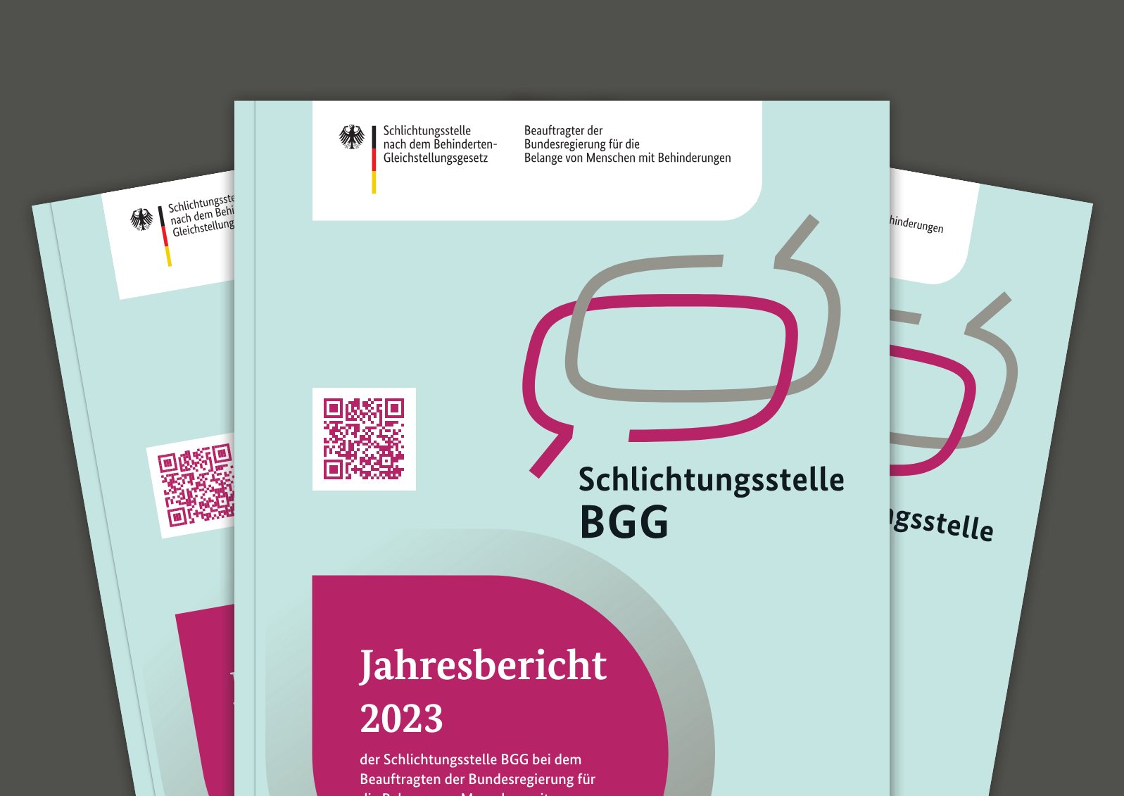 Ein Stapel der Jahresberichte. Ganz oben liegt der Jahresbericht 2023.