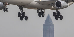 Das Fahrwerk eines Airbus vor der Landung am Flughafen in Frankfurt/Main.