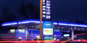 eine bläulich leuchtende Aral-Tankstelle bei Nacht