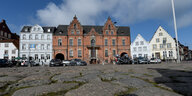 Der Marktplatz und das Rathaus von Glückstadt.