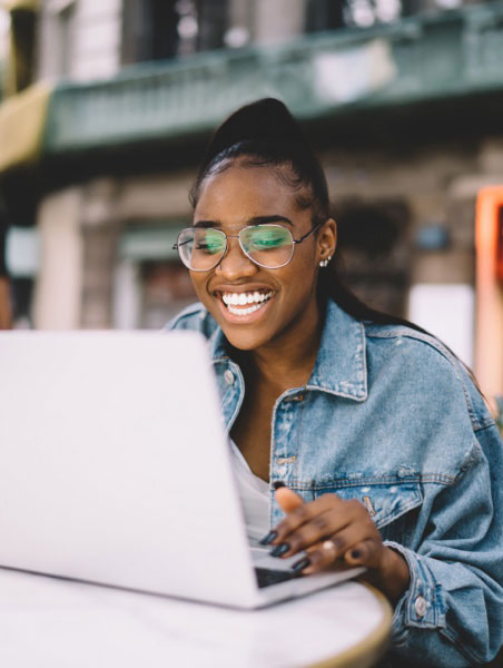 Une femme utilisant un ordinateur portable