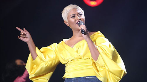 Dira Sugandi, singer