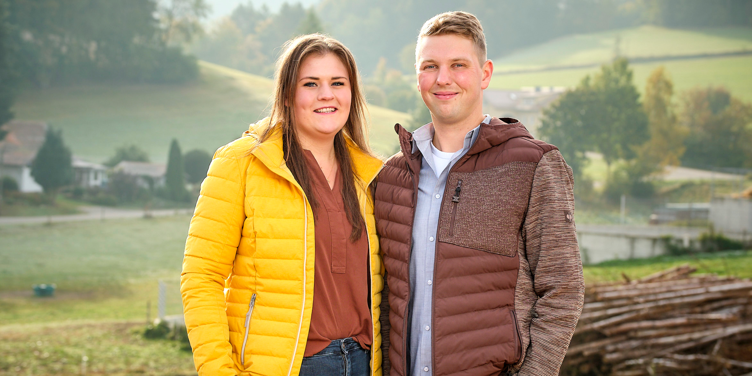 Die Naturland-Landwirte Heuberger stehen vor ihrem Hof.