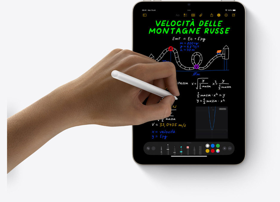 Una mano che usa una Apple Pencil Pro sullo schermo di un iPad mini in verticale per scrivere in una nota matematica.