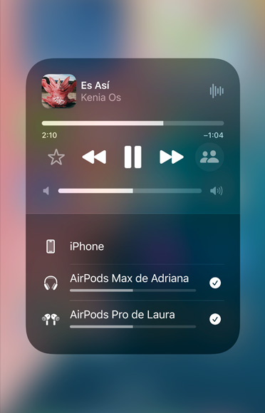 Pantalla de AirPlay en un iPhone que muestra cómo compartir fácilmente el audio entre dos pares de AirPods.