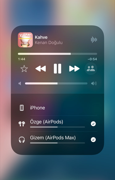 iPhone’daki AirPlay ekranı iki çift AirPods’la sesli yayın paylaşmanın ne kadar kolay olduğunu gösteriyor.