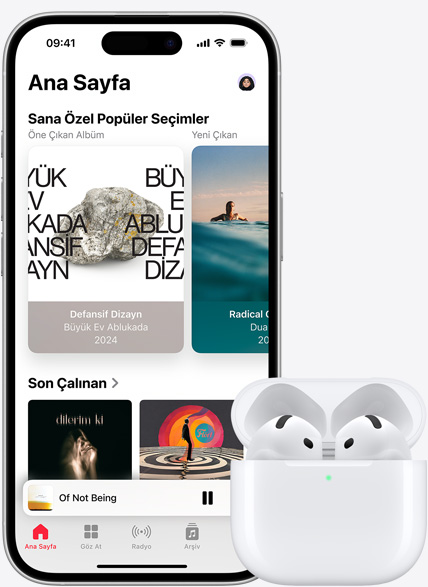 AirPods’un yanında duran ve müzik çalan iPhone 16