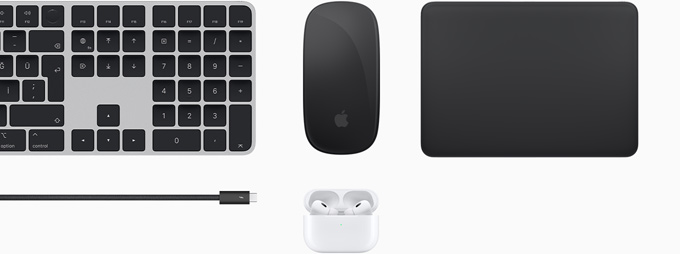 Magic Keyboard, Magic Mouse, Magic Track Pad, Thunderbolt 4 Pro kablosu ve AirPods Pro dahil aksesuar koleksiyonu.