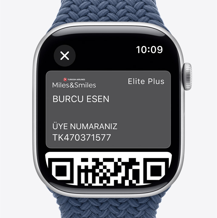 Üç adet Apple Watch Series 10. İlkinde Apple Pay ile kullanılan bir Apple Card gösteriliyor. İkincide Cüzdan uygulamasıyla kullanılan bir geçiş kartı gösteriliyor. Üçüncüde Cüzdan uygulamasının ev anahtarı olarak kullanılması gösteriliyor.