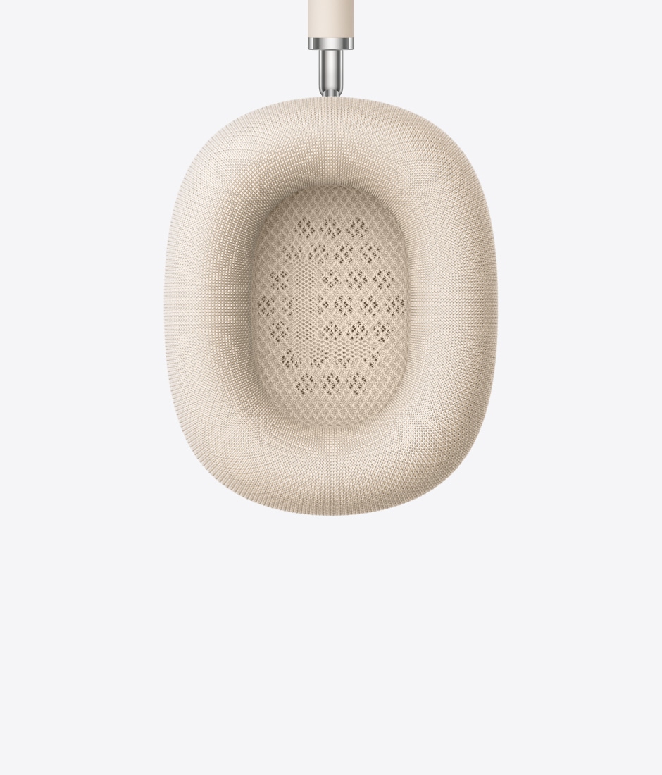 Detailný záber na náušník AirPods Max v hviezdnej bielej farbe.