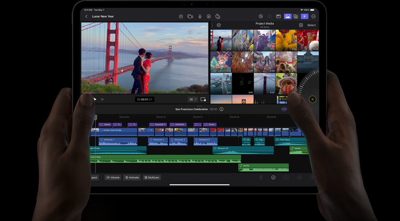 Se muestran las manos de una persona que sostiene un iPad Pro mientras usa la Rueda de Desplazamiento para repasar las secuencias de un proyecto en Final Cut Pro para el iPad