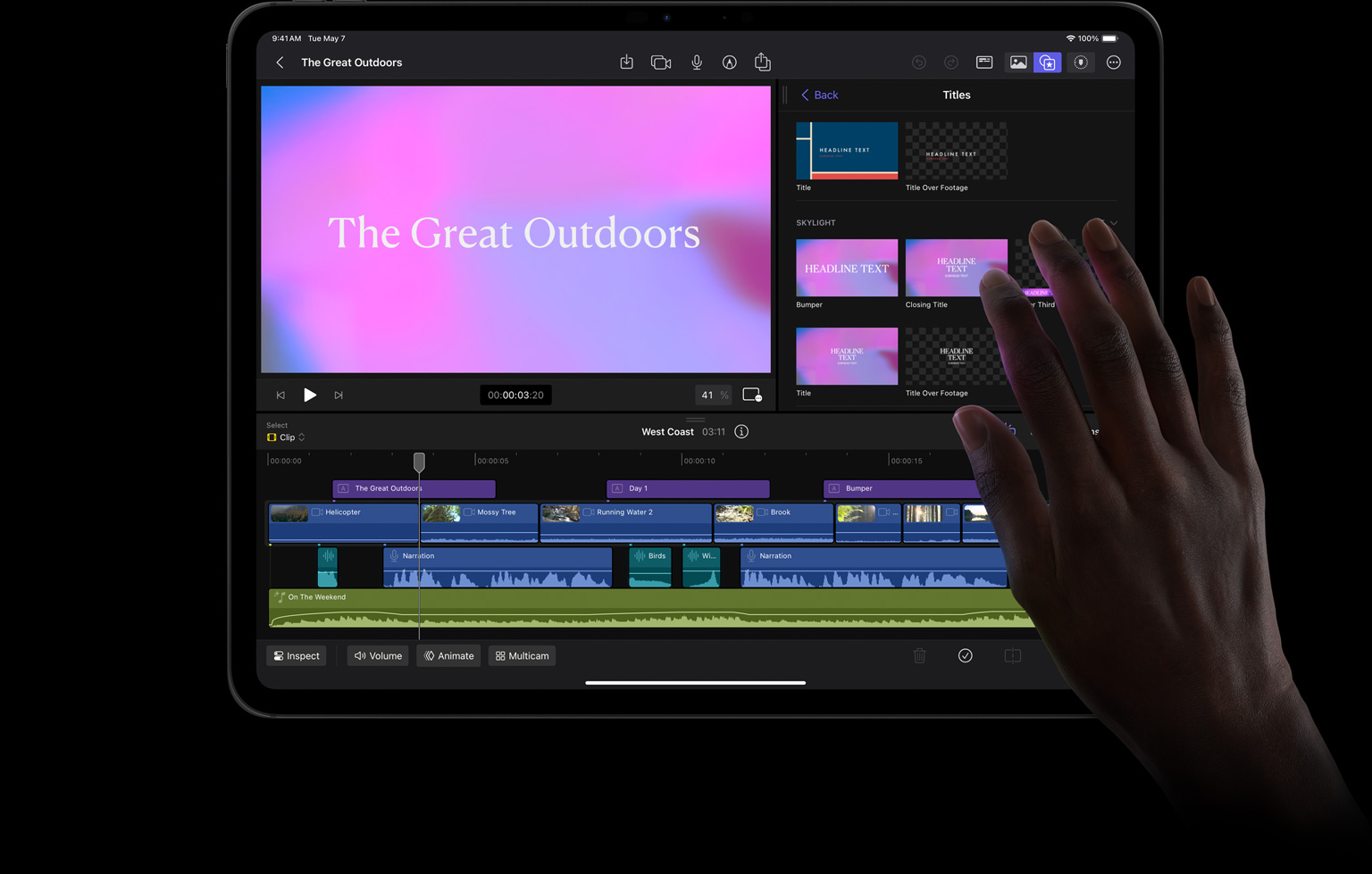 Un dedo toca la pantalla de un iPad Pro para elegir un fondo rosa y azul para el título en Final Cut Pro para el iPad.