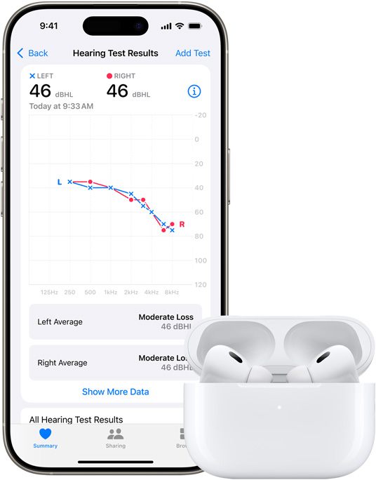 جهاز iPhone يعرض نتائج اختبار السمع في تطبيق صحتي بجوار AirPods Pro 2.