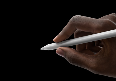 用戶以書寫姿勢手執 Apple Pencil Pro。筆尖指向顯示新工具面板的介面。